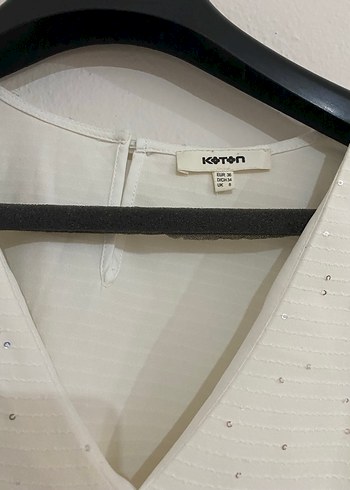 Düğmeli Beyaz V Yakalı Kadın Bluz - Görsel 2