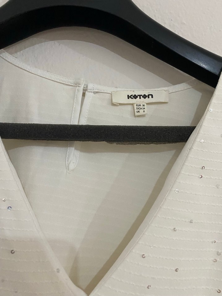 Düğmeli Beyaz V Yakalı Kadın Bluz - Görsel 2