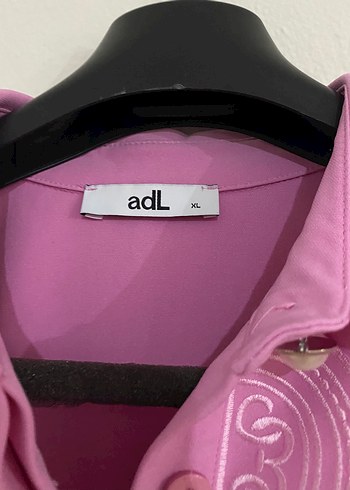 Düğmeli V Yakalı Pembe Kısa Tulum - Görsel 4