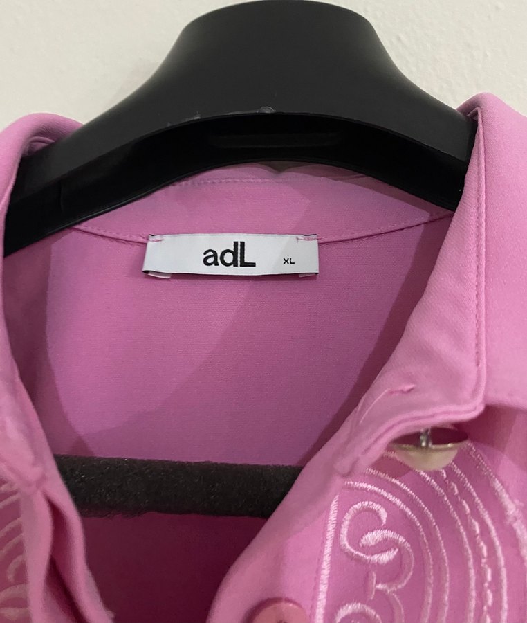 Düğmeli V Yakalı Pembe Kısa Tulum - Görsel 4