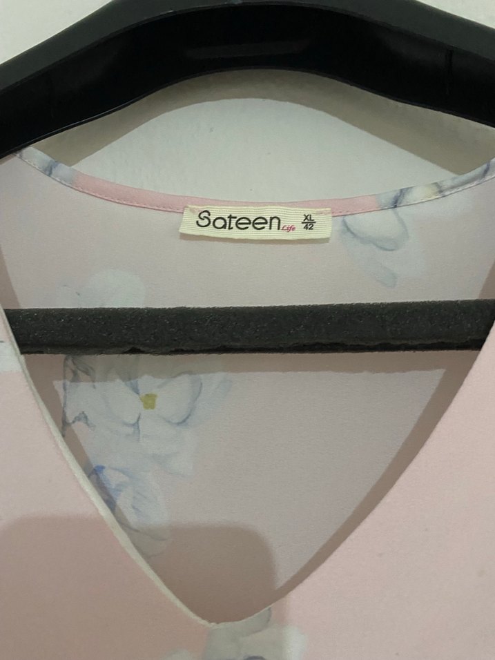 Pembe V Yaka Kısa Kollu Desenli Bluz - Görsel 2