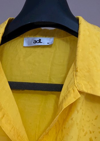 Sarı Düğmeli Kolsuz Kadın Gömlek - Görsel 2