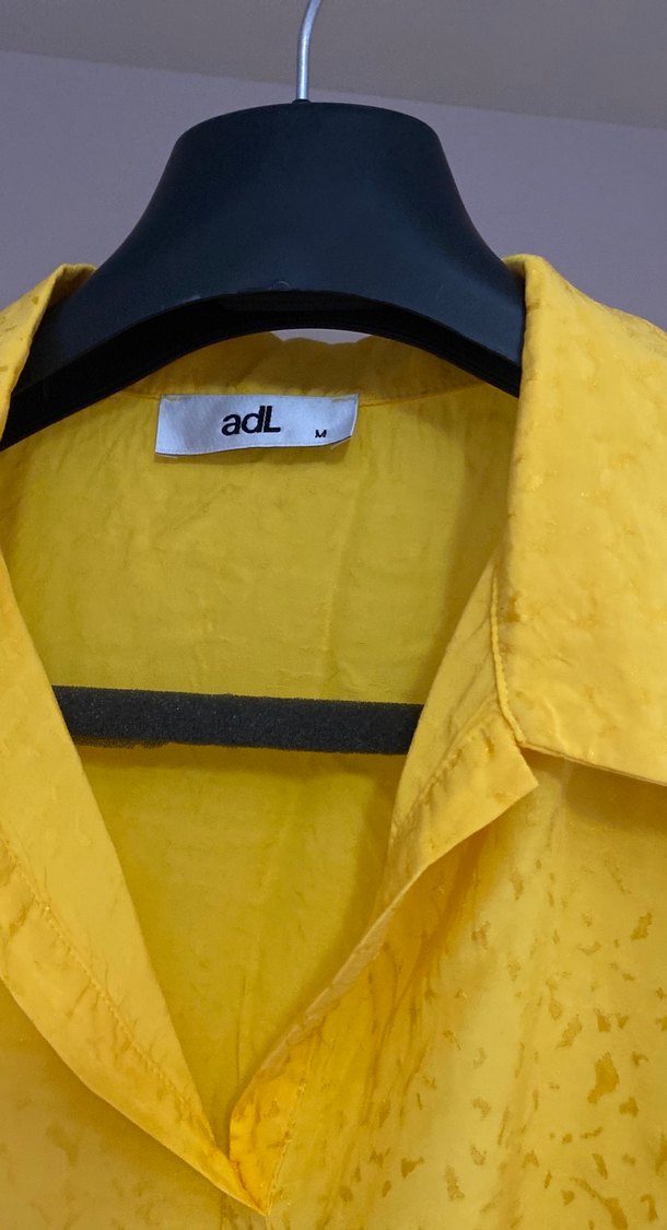 Sarı Düğmeli Kolsuz Kadın Gömlek - Görsel 2