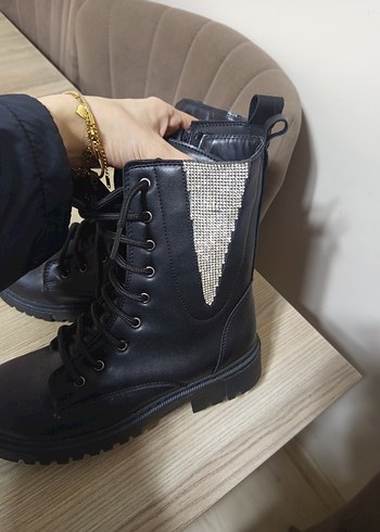 Siyah Parlak Nakışlı Kadın Goth Bot - Görsel 3