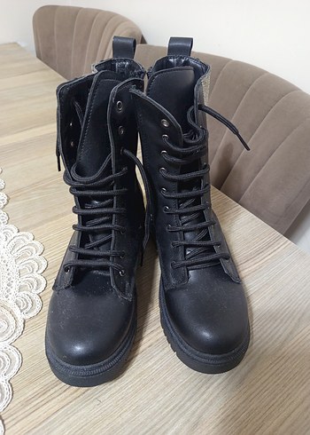 Siyah Parlak Nakışlı Kadın Goth Bot - Görsel 2