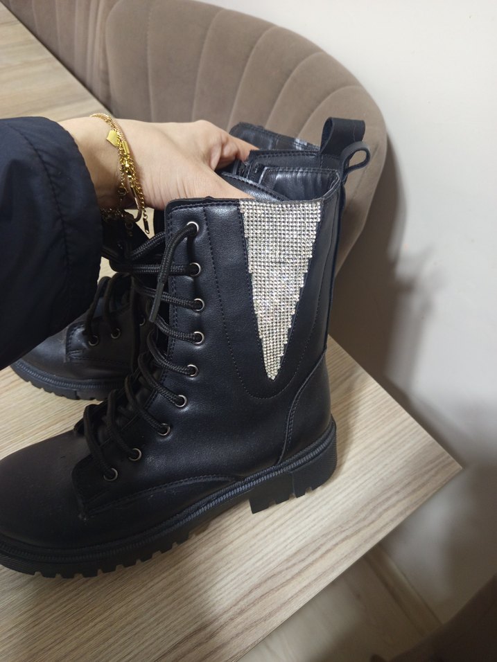 Siyah Parlak Nakışlı Kadın Goth Bot - Görsel 3