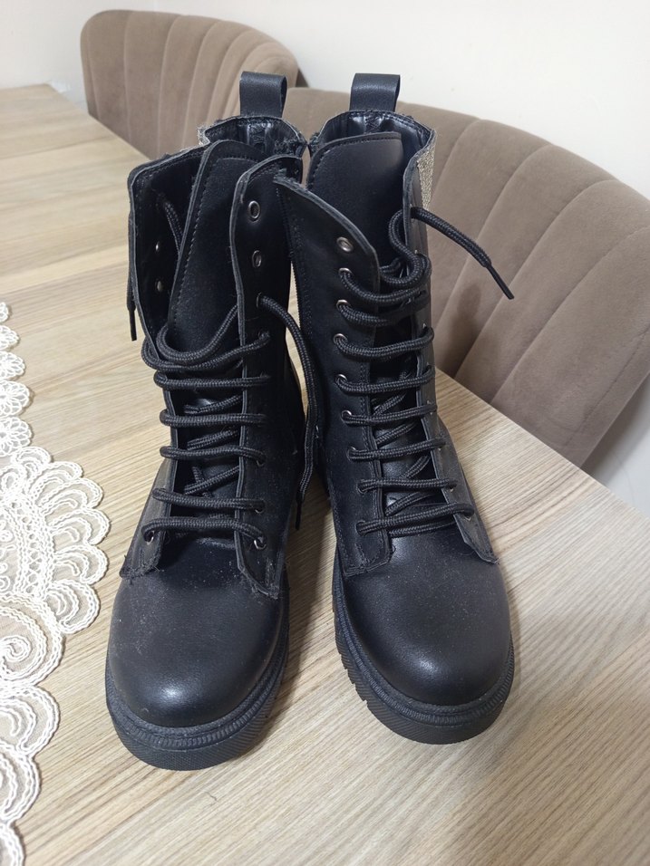 Siyah Parlak Nakışlı Kadın Goth Bot - Görsel 2