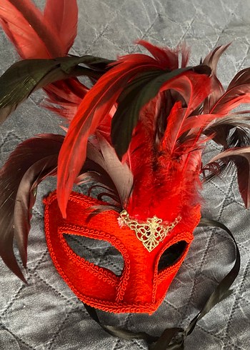 Kırmızı Tüylü Kadın Maskesi - Görsel 3