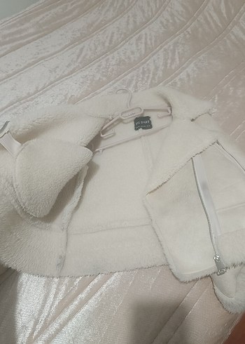 Beyaz Kürklü Kadın Kısa Kış Ceketi - Görsel 2