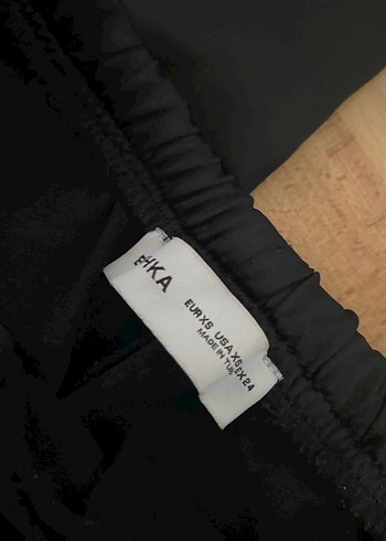 Kadın Siyah Saten Kemerli Geniş Paça Pantolon - Görsel 2