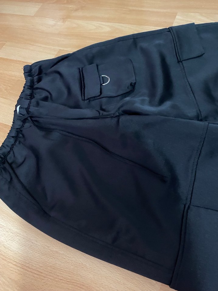 Kadın Siyah Saten Kemerli Geniş Paça Pantolon - Görsel 4