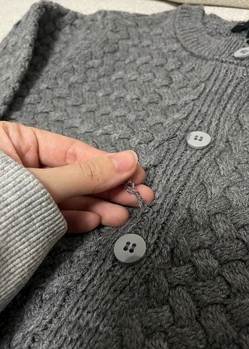 Düğmeli gri kadın kazak - Görsel 2