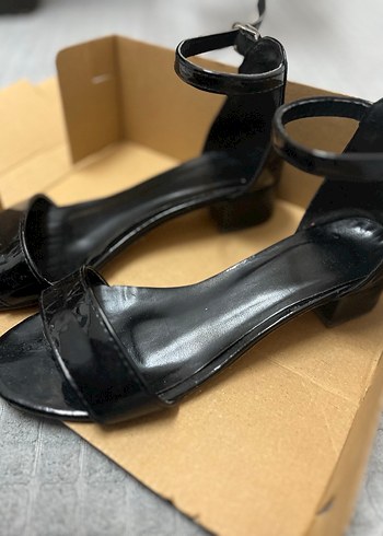 Siyah Rugan Tokalı Kadın Topuklu Sandalet - Görsel 2