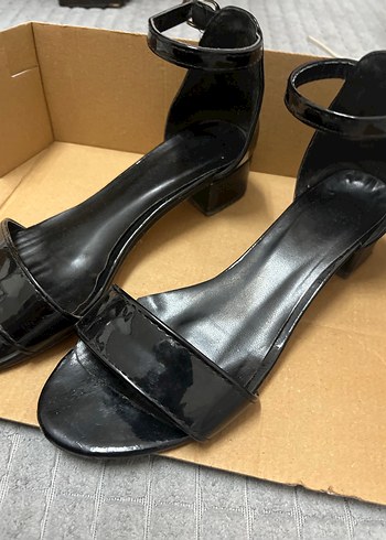 Siyah Rugan Tokalı Kadın Topuklu Sandalet - Görsel 3