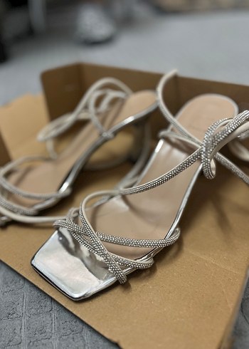 Gri Parlak Yılan Desenli Bağcıklı Stiletto - Görsel 2