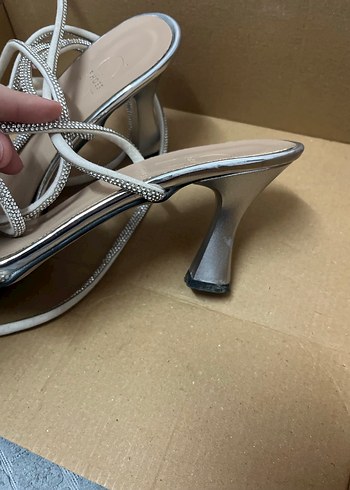 Gri Parlak Yılan Desenli Bağcıklı Stiletto - Görsel 3