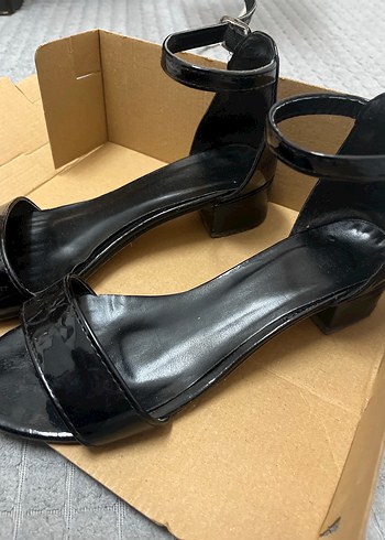 Siyah Parlak Yılan Desenli Topuklu Sandalet - Görsel 3