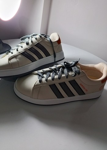Gri Çizgili Beyaz Bağcıklı  adidas LOW Ayakkabı - Görsel 2