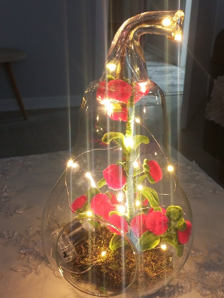 Cam Fanus İçinde Renkli Kırmızı Çiçekler - Görsel 4