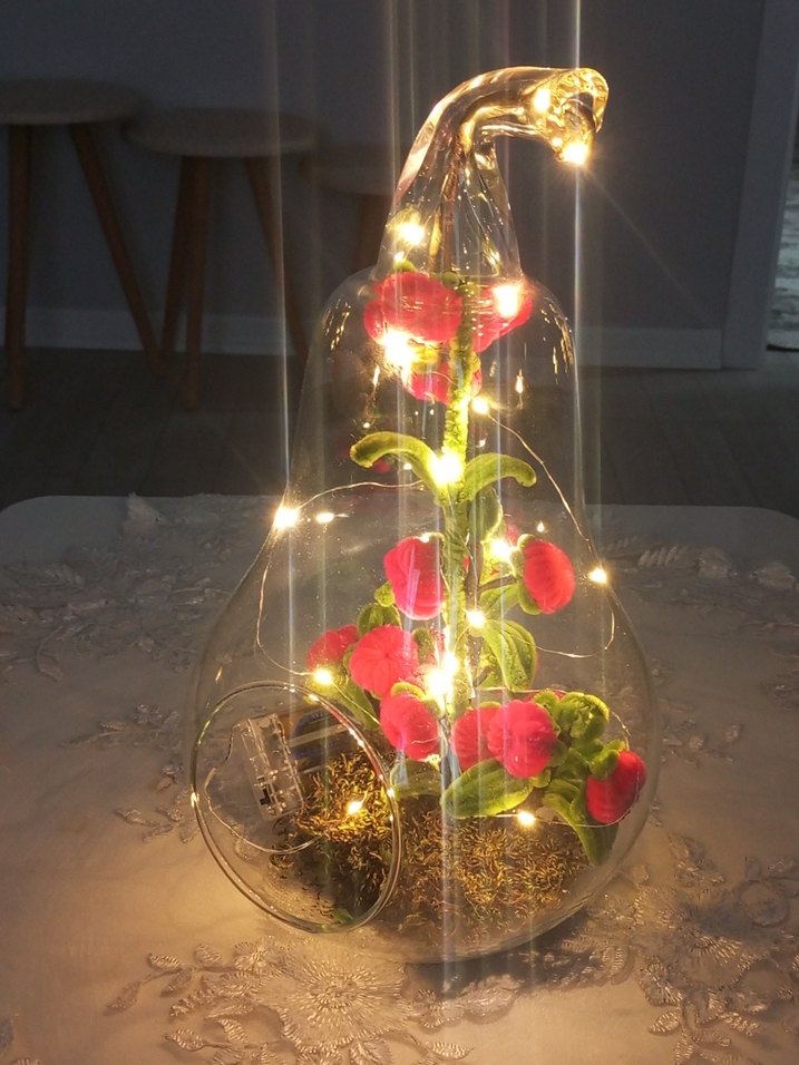 Cam Fanus İçinde Renkli Kırmızı Çiçekler - Görsel 3