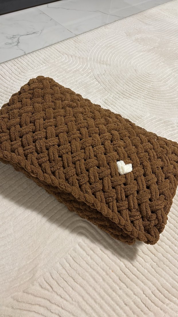 Kahverengi İşlemeli Örgü Bebek Battaniyesi - Görsel 2