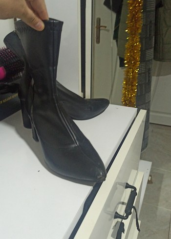 Tokalı Siyah Deri Stiletto Bot - Görsel 3