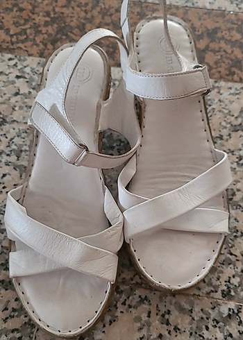 Beyaz Dolgu Topuklu Tokalı Kadın Sandalet