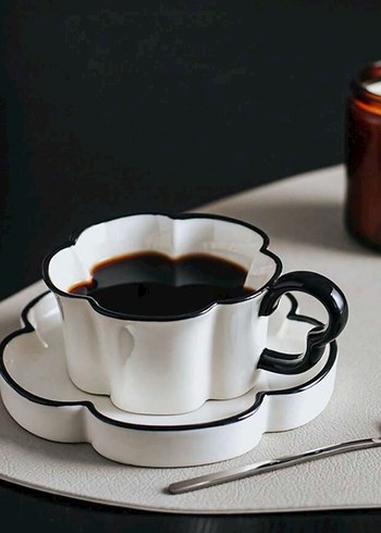 Çiçek Tasarımlı Fincan ve Tabak - Görsel 2