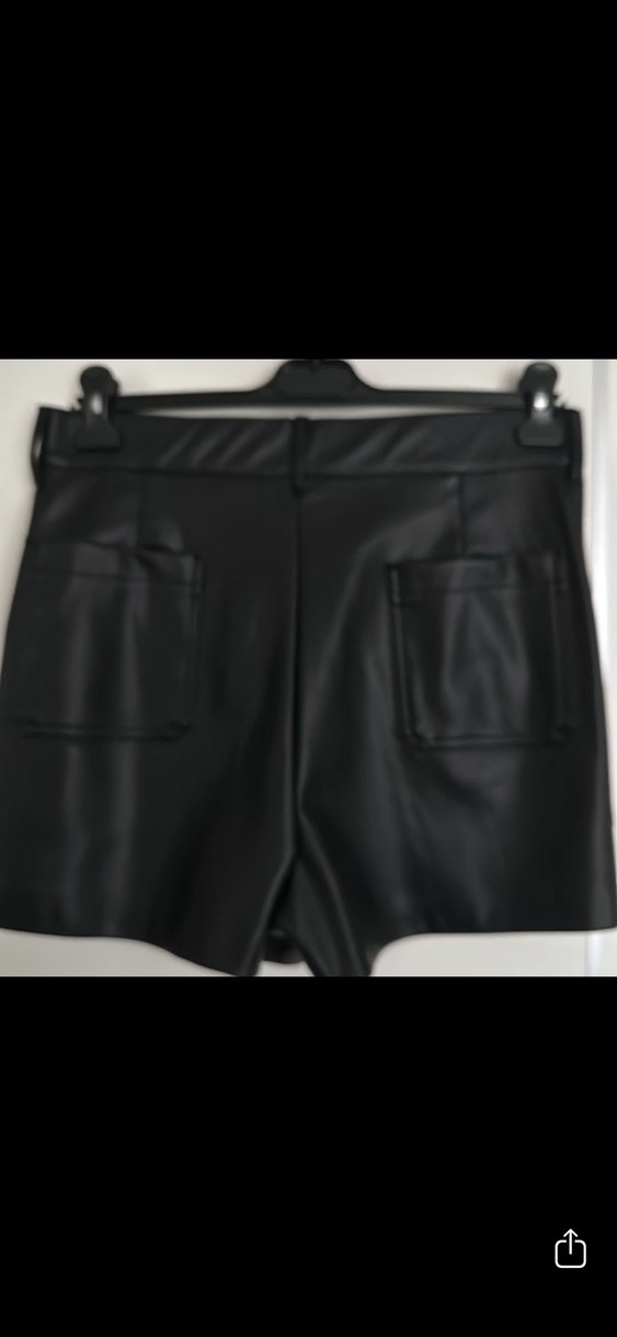 Kemerli Siyah Deri Mini Şort - Görsel 3