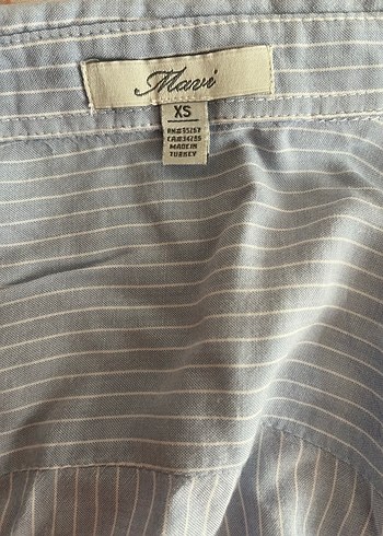 Düğmeli mavi çizgili kadın gömlek - Görsel 3