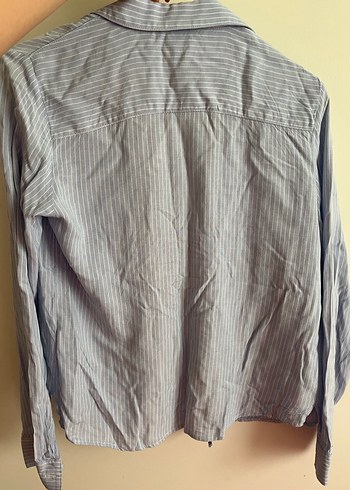 Düğmeli mavi çizgili kadın gömlek - Görsel 2