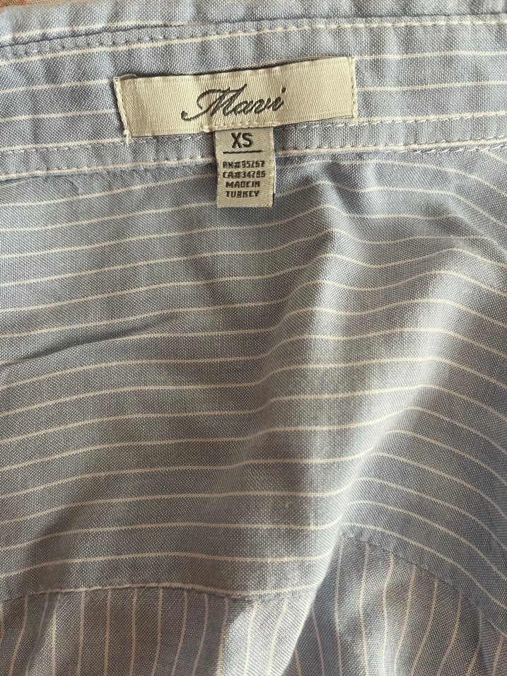 Düğmeli mavi çizgili kadın gömlek - Görsel 3