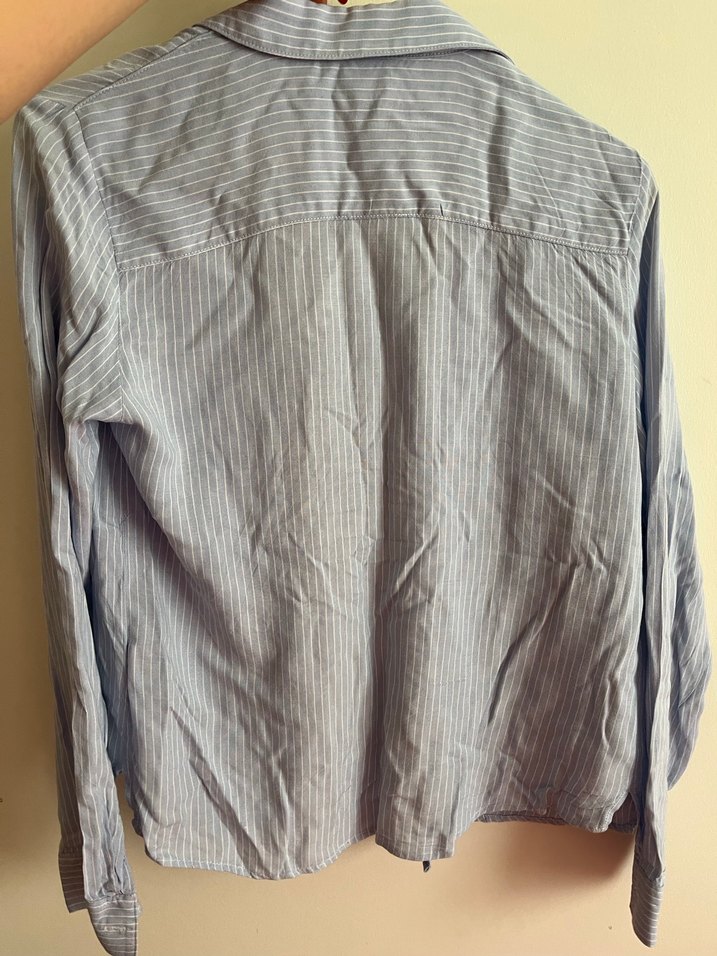 Düğmeli mavi çizgili kadın gömlek - Görsel 2