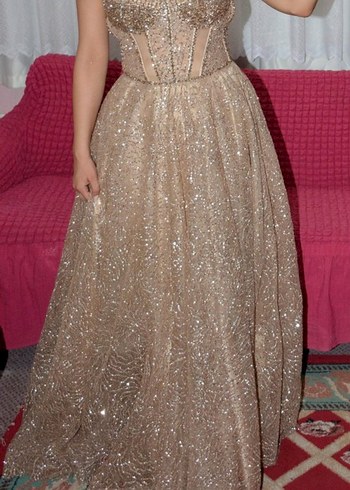 Altın Renkli İşlemeli Uzun Abiye Elbise - Görsel 2