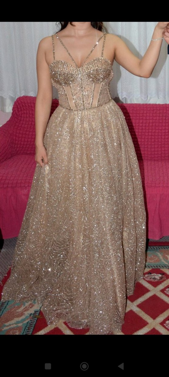 Altın Renkli İşlemeli Uzun Abiye Elbise - Görsel 2