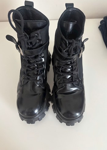 Prada Siyah Deri Gorunumlu Bagcikli Bot