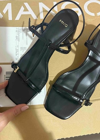 Klasik Siyah Tokalı Topuklu Kadın Sandalet - Görsel 2