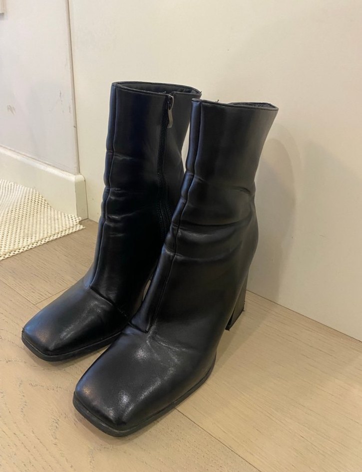 Siyah Deri Tokalı Topuklu Goth Botlar - Görsel 3