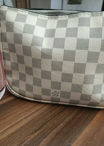 Louis Vuitton Düğmeli Kadın cantası - Görsel 4