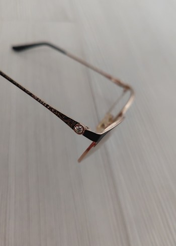 Kadın Gözlük okuma - Görsel 3