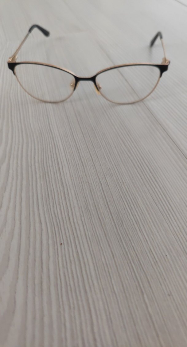 Kadın Gözlük okuma - Görsel 2