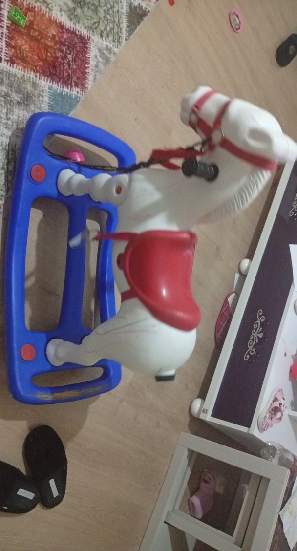 Beyaz ve renkli çocuk at oyuncağı - Görsel 3