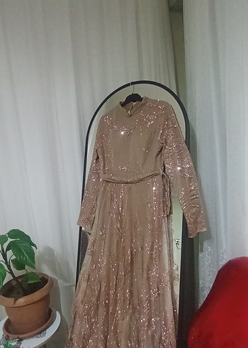 Uzun Kollu Bej Parlak Kadın Abiye Elbise - Görsel 2