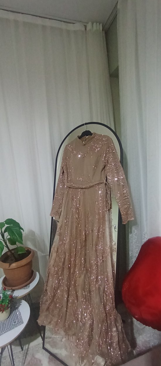 Uzun Kollu Bej Parlak Kadın Abiye Elbise - Görsel 2