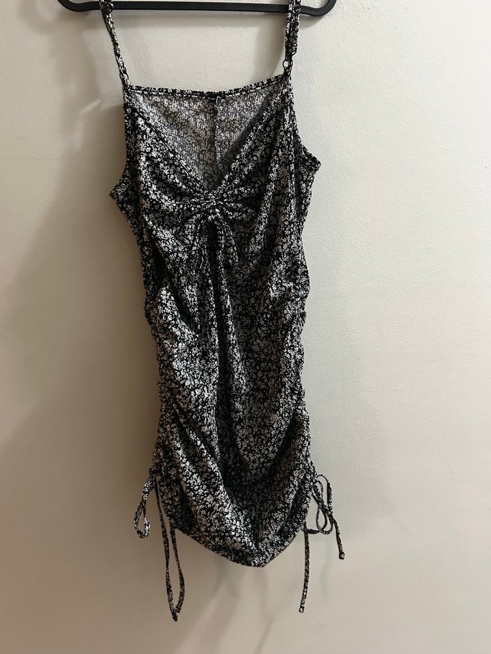 Siyah Gri Bağlamalı Dantel Detaylı Midi Elbise - Görsel 4