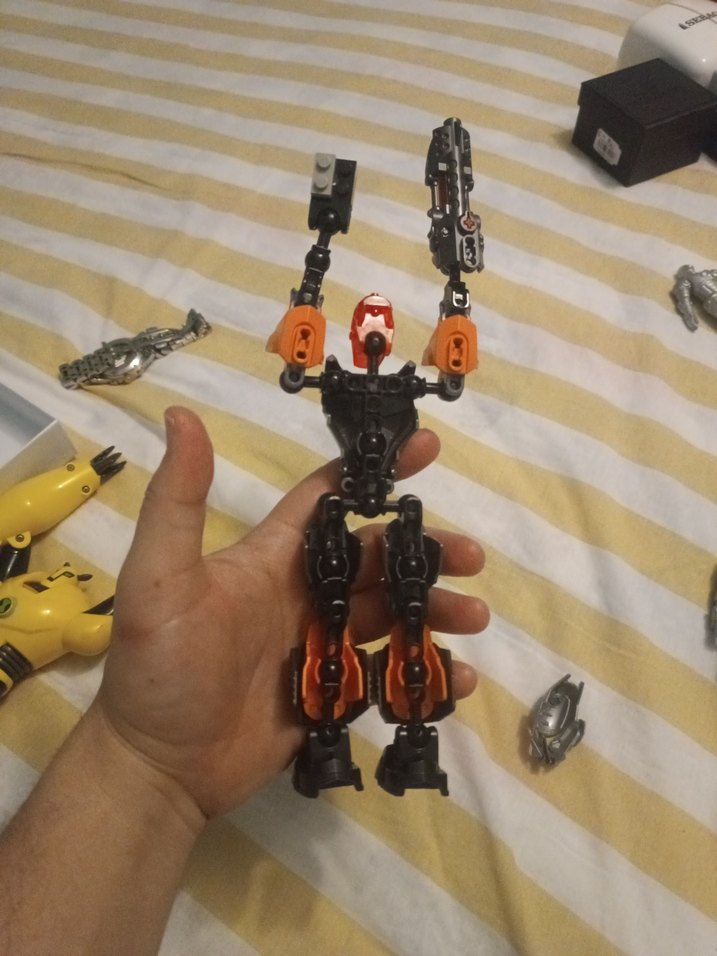 Gri Robot Aksiyon Figürü - Görsel 2