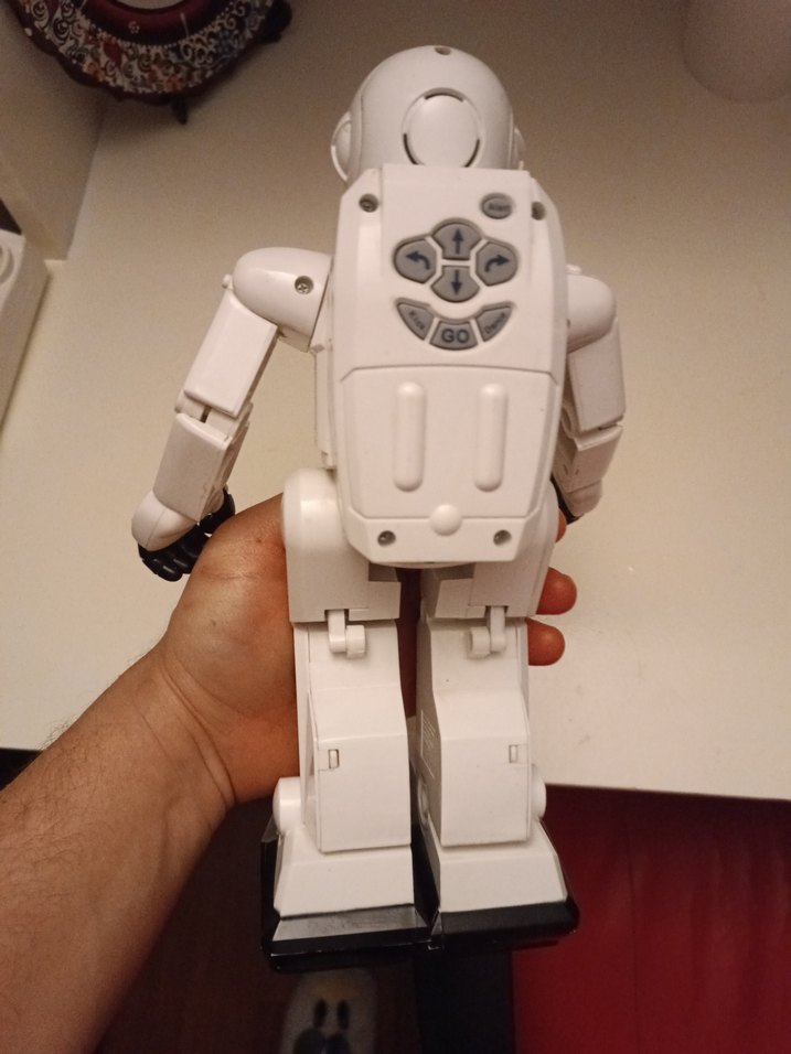 Beyaz ve Gri Robot Aksiyon Figürü - Görsel 3