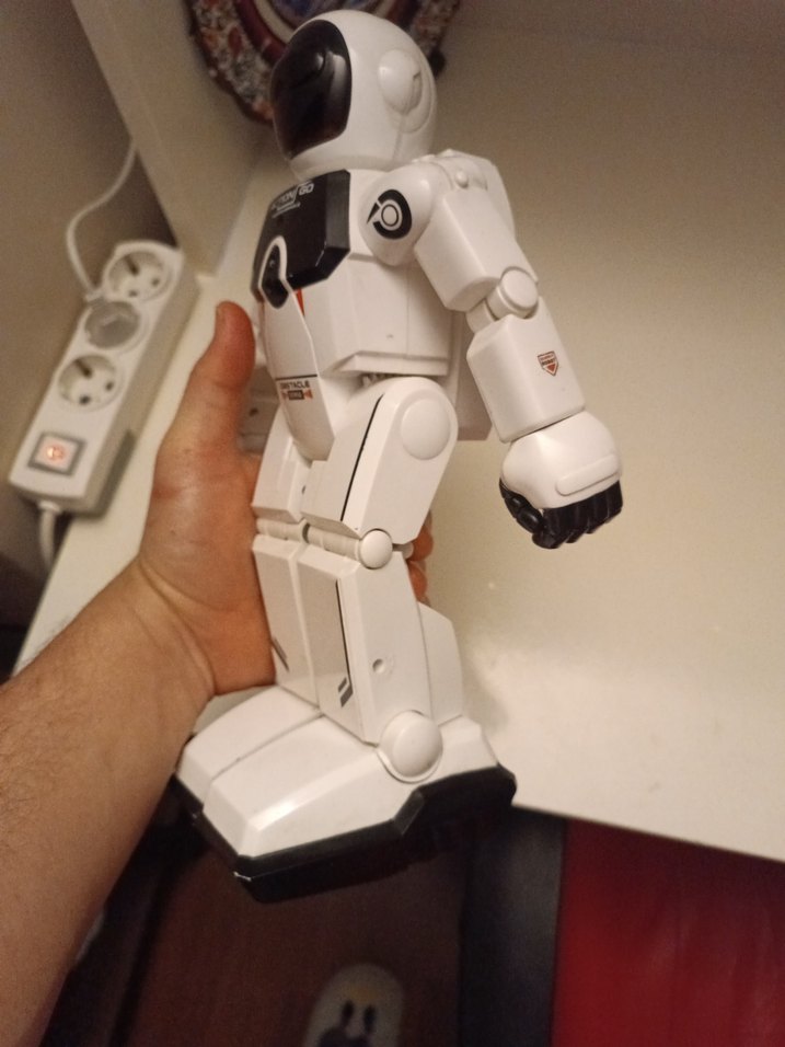 Beyaz ve Gri Robot Aksiyon Figürü - Görsel 2