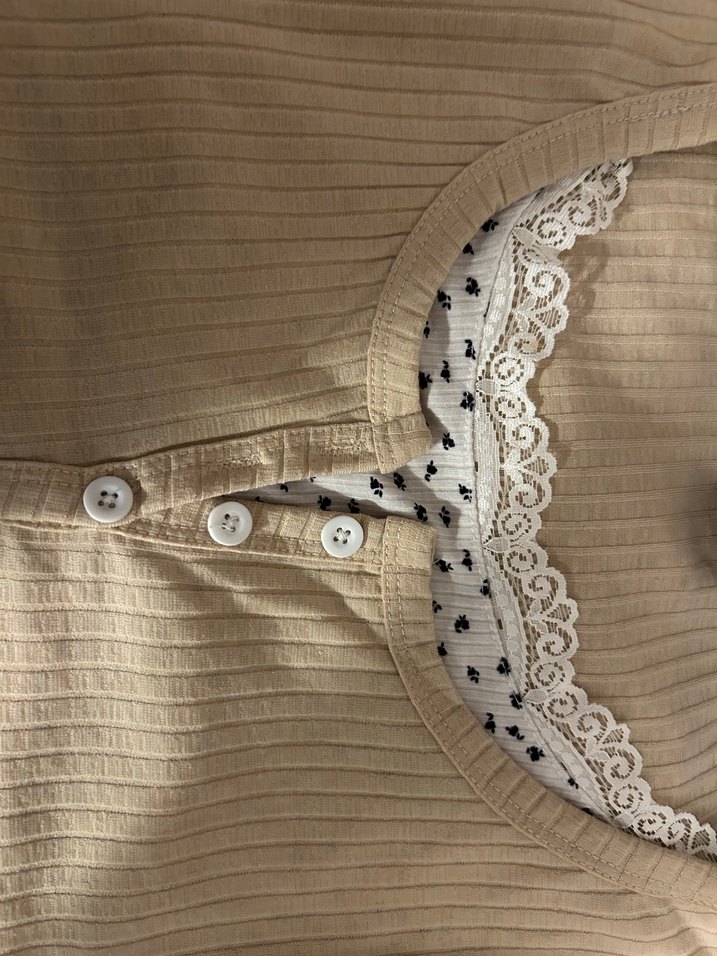 Düğmeli Kısa Kollu Bej Kadın Bluz - Görsel 2