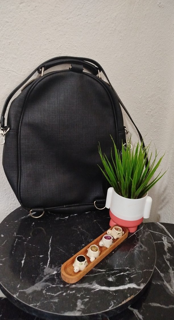 Siyah Deri Nakışlı Kadın Sırt Çantası - Görsel 2